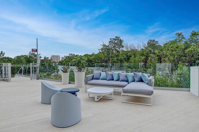 Building Photo - 16385 Biscayne Blvd