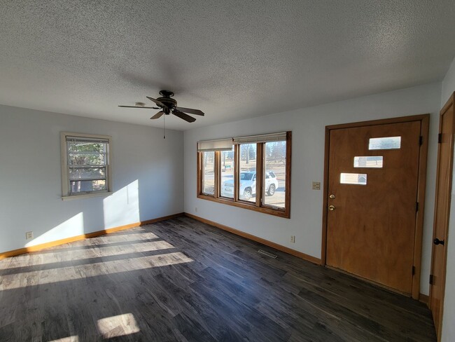 Building Photo - 3 Bedroom House with Large Garage