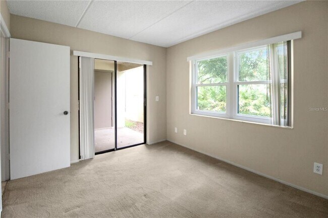 Building Photo - 135 Woodlake Wynde
