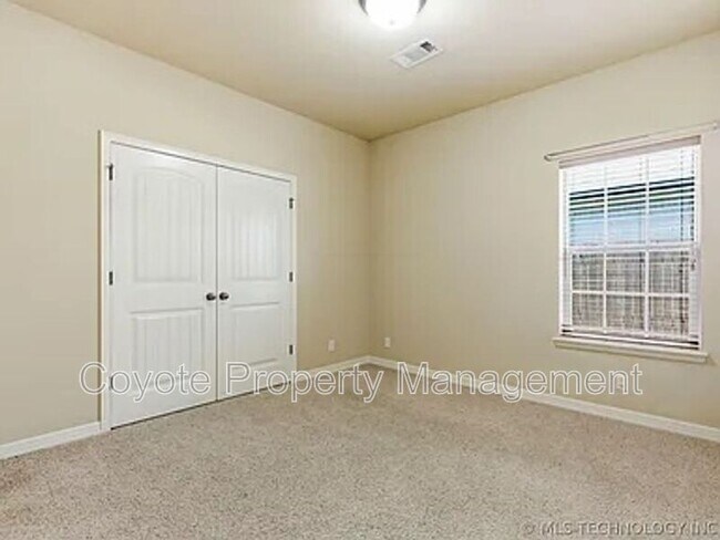 Building Photo - 2809 N Fern Ave