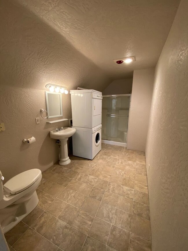 Building Photo - Nice Upstairs 1bd/1bth Apartment - All utilities included!