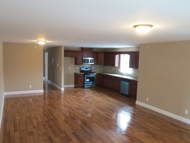 Building Photo - 14 Summit St