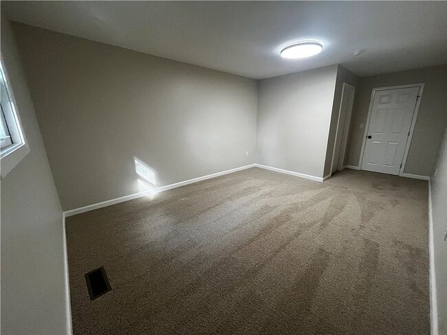 Building Photo - 4 bedroom 2 Bathroom Luxury Rental!