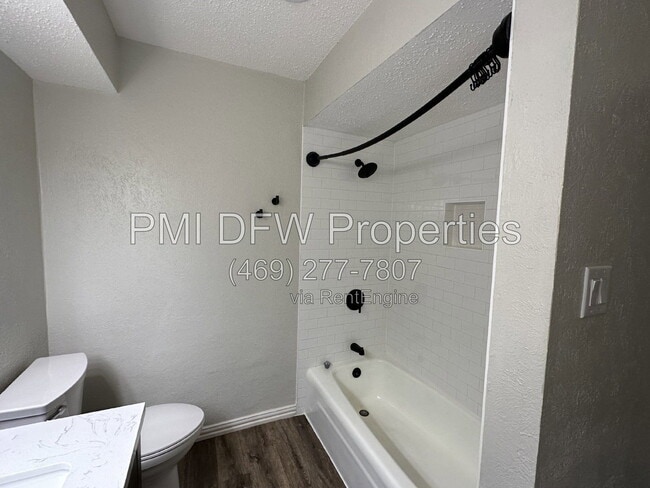 Building Photo - 2120 Blossom Ln