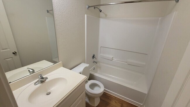 Building Photo - 2 bedroom 2 Bathroom House