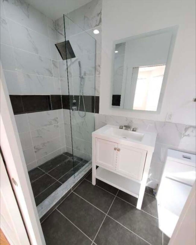 Building Photo - 5425 Catharine St