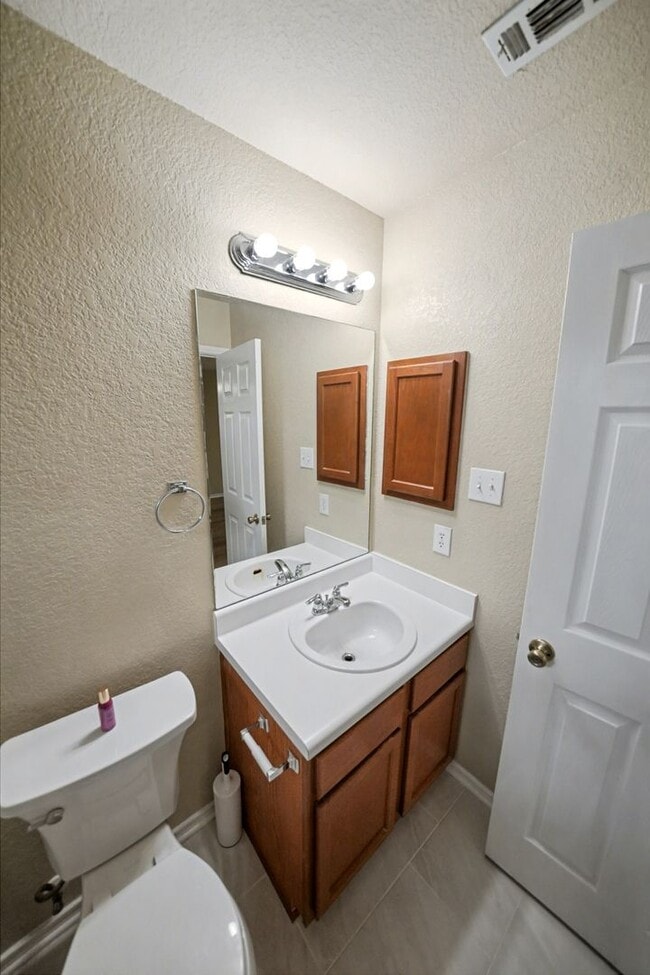 Building Photo - Move-in Ready 3-Bedroom Home Near Lackland...
