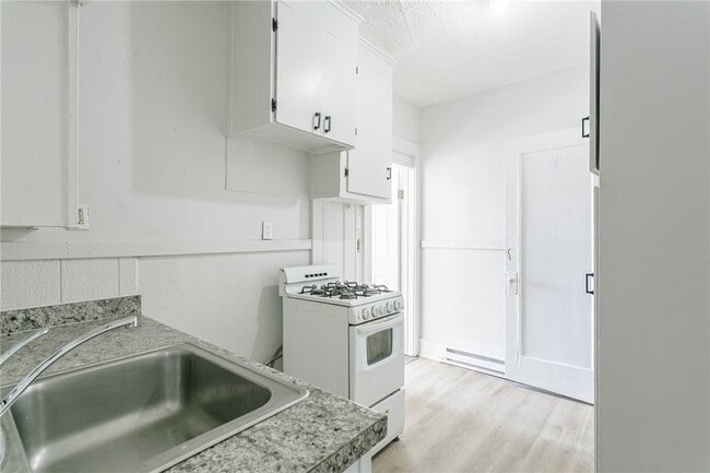 Building Photo - 85 Mapledale St