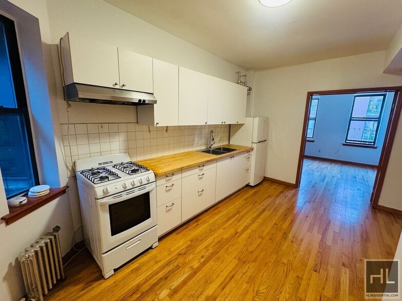 Primary Photo - PITT STREET