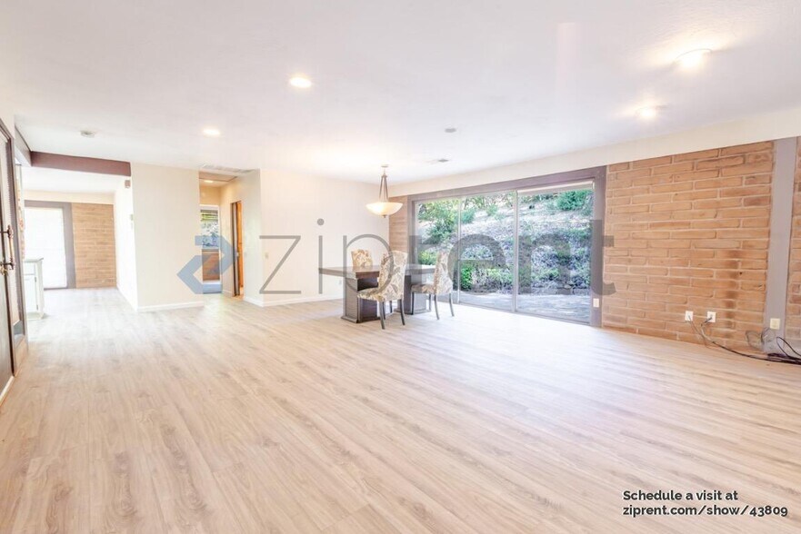 Building Photo - 3561 Castlebrook Rd