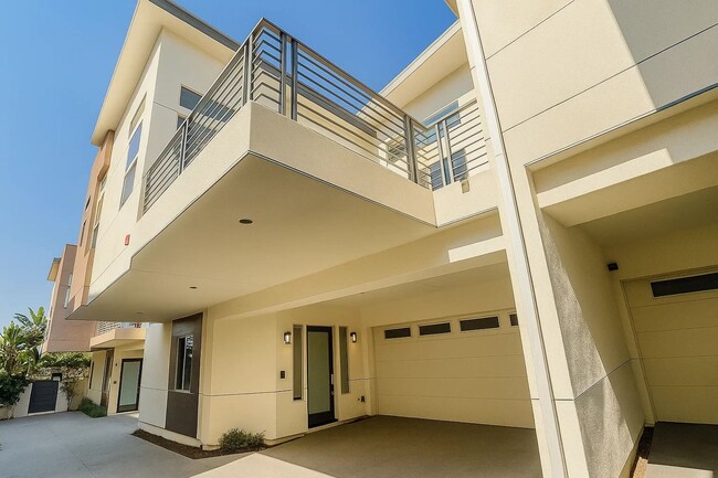 Building Photo - Rare 4-Bedroom Find in Redondo Beach