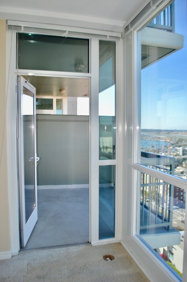 Building Photo - Little Italy LOCATION! Luxury 18th Floor W...