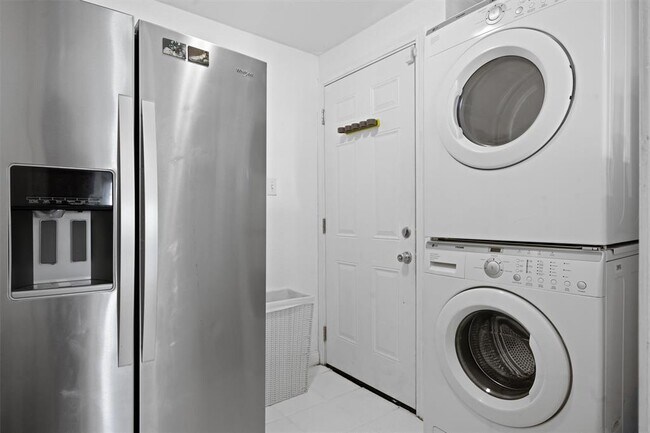 Building Photo - 1167 Ridgeway Dr