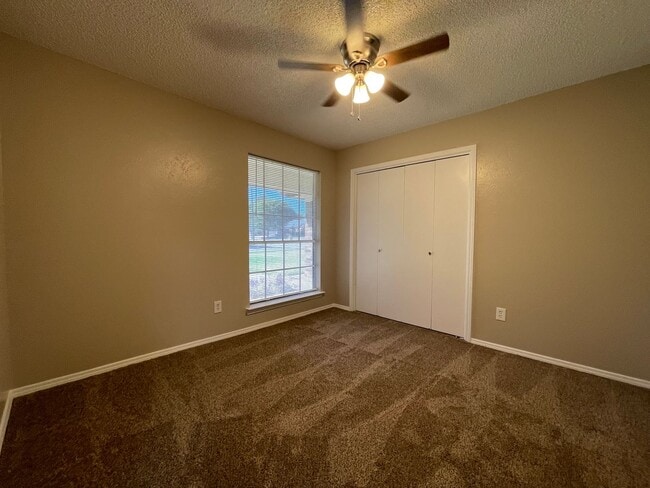 Building Photo - AVAILABLE NOW 3 BEDROOM 2 BATH HOME IN BUR...
