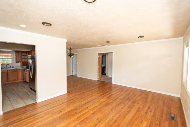 Building Photo - 307 N 3rd St