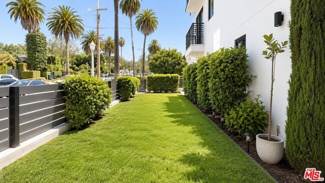 Building Photo - 2120 Beachwood Dr