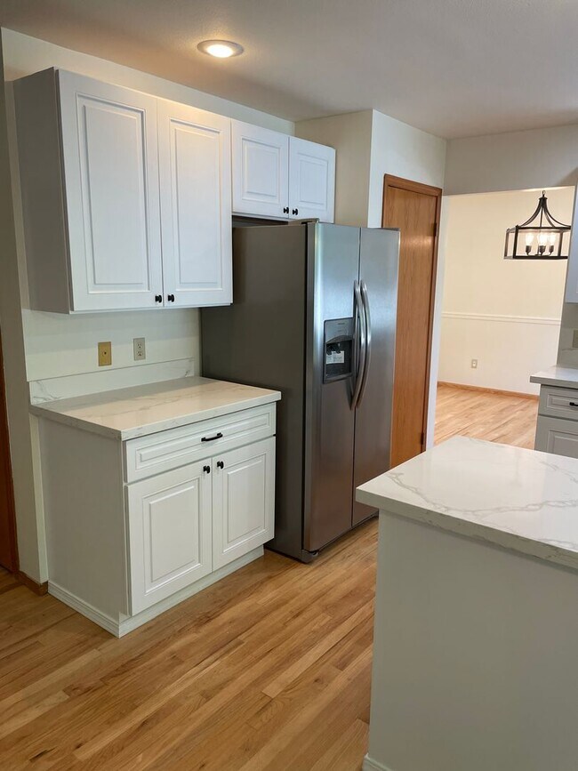 Building Photo - Holiday Free Rent/Newly remodeled Sammamis...