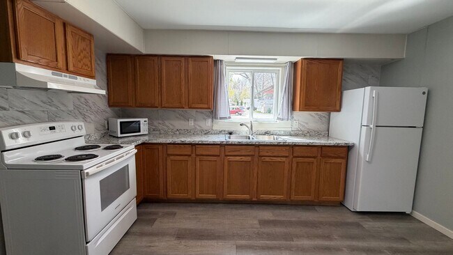 Building Photo - Newly Renovated 1BR | All Utilities Included | Prime Location