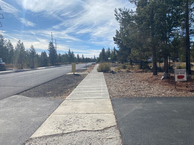 Building Photo - Quiet setting in La Pine!