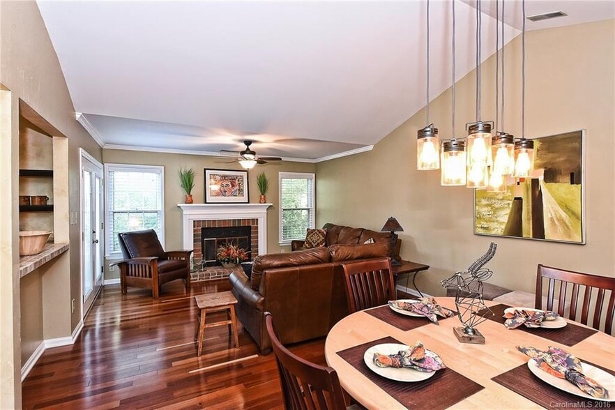 Building Photo - 3300 Selwyn Farms La