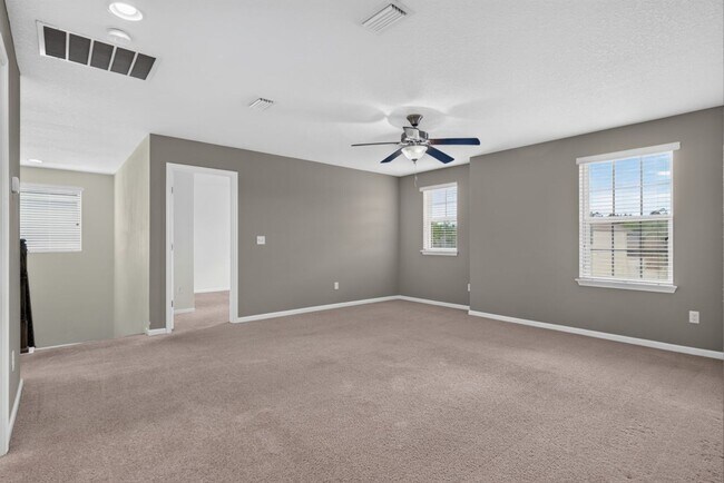 Building Photo - Large 4 bedroom home in Oakleaf