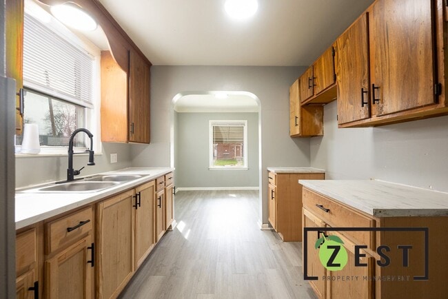 Building Photo - 3 Bed Bungalow only 1250/mo! Available for...