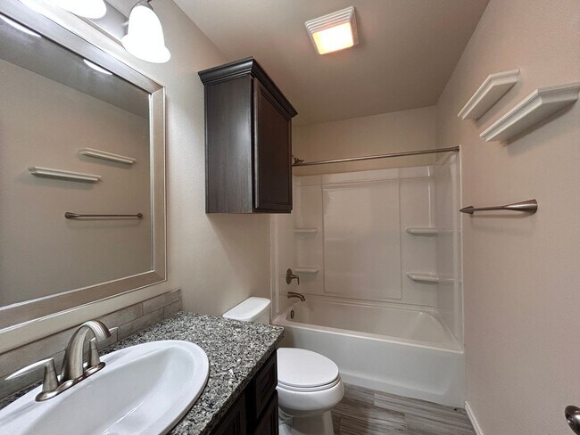 Building Photo - 4 bedroom 3 bathroom