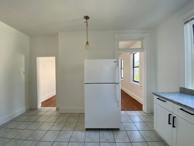 Building Photo - 451 Warner St