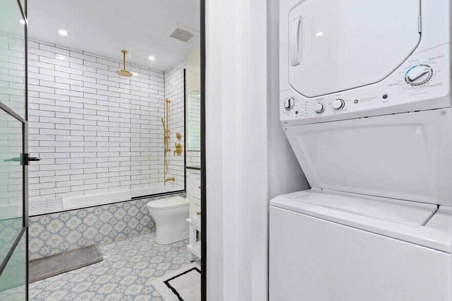 Building Photo - 1252 N Las Palmas Ave