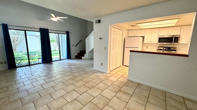 Building Photo - Move In Ready Condo in Woodside Villas