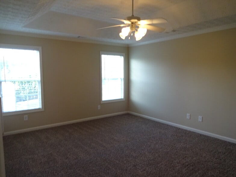 Building Photo - 1302 River Club Dr NE