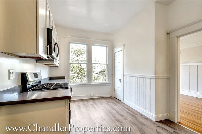 Building Photo - Bright & Sunny 2 Bedroom Flat with On-Site Laundry | Small Bonus Space