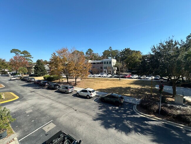 Building Photo - Two Bedroom Condo in the Heart of the Bluffton Promenade!