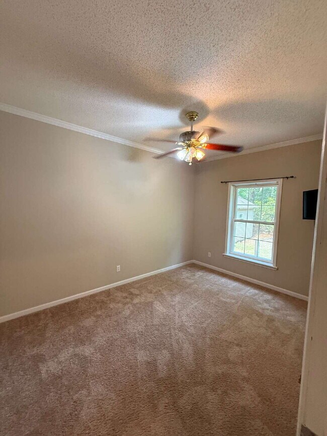 Building Photo - "Charming 4-Bedroom Sanctuary with 2 Full Baths in Beaufort – Spacious 2106 Sq Ft Haven!"