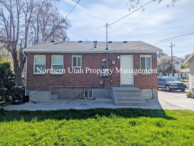 Building Photo - 2 Bed, 1 Bath Upper Unit