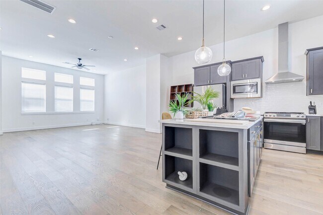 Building Photo - 334 Eastwood St