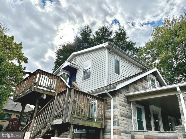 Building Photo - 806 18th St S