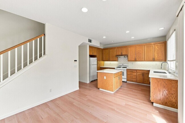 Building Photo - 914 Baines St