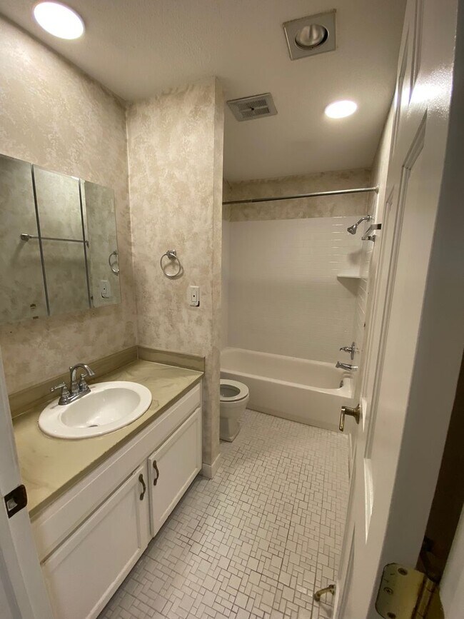 Building Photo - V10301-215