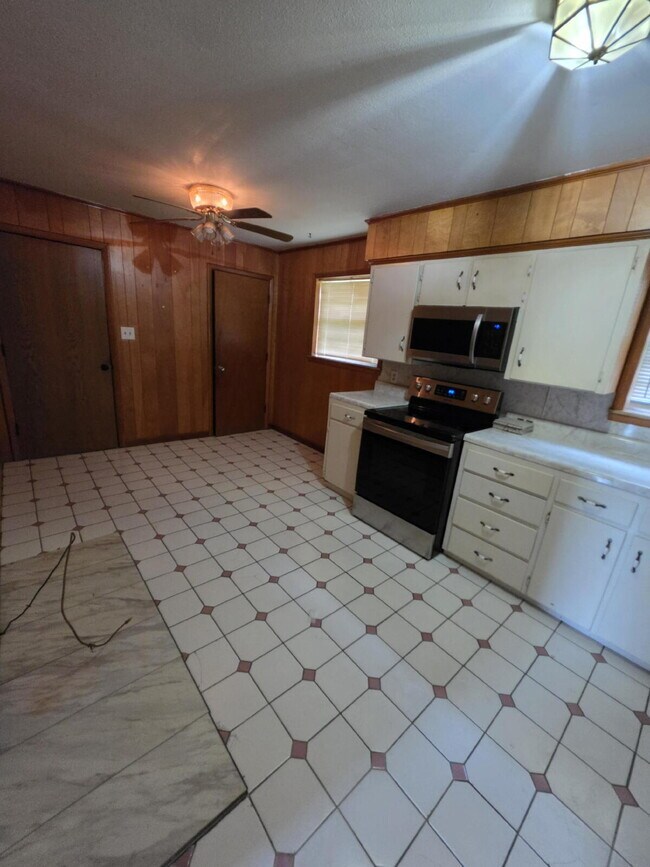 Building Photo - Recently Renovated - 3 Bedroom 2 Bath Home!