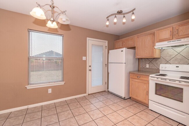Building Photo - Spacious Three Bedroom Home!!