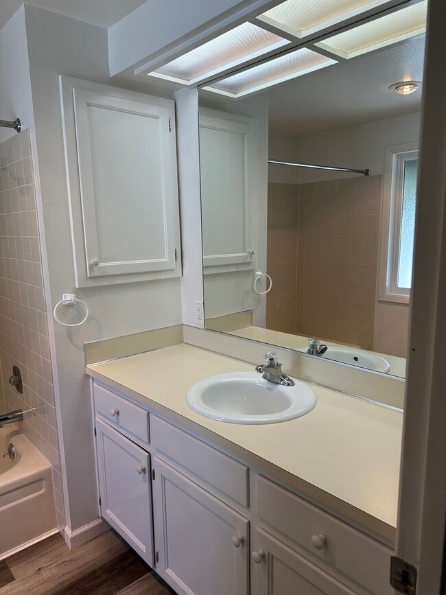 Building Photo - Updated 2 bedroom 2 bath duplex with garage!