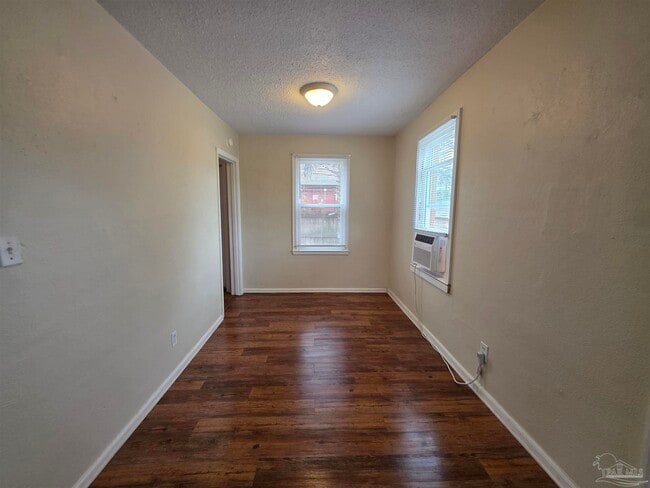 Building Photo - 203 SE Syrcle Dr