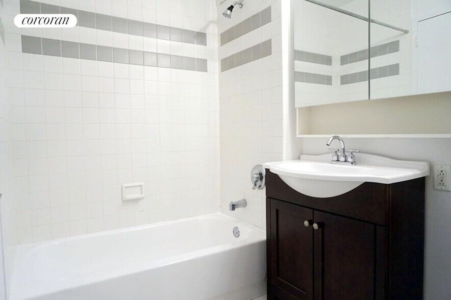 Building Photo - 225 Eighth Avenue 7G