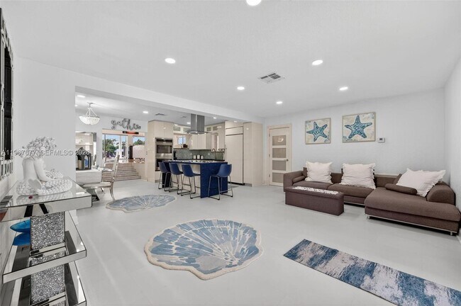 Building Photo - 317 S Riverside Dr