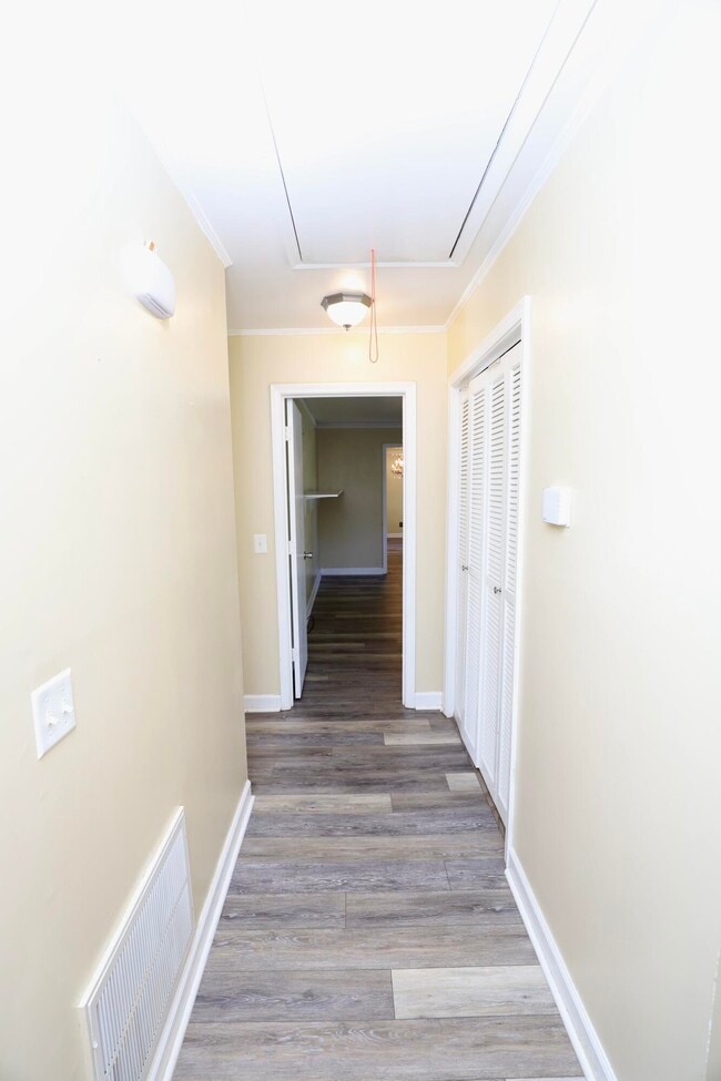 Building Photo - 549 Pringle Dr