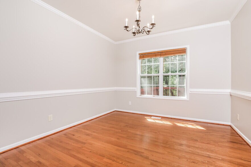 Building Photo - 136 Roan Dr