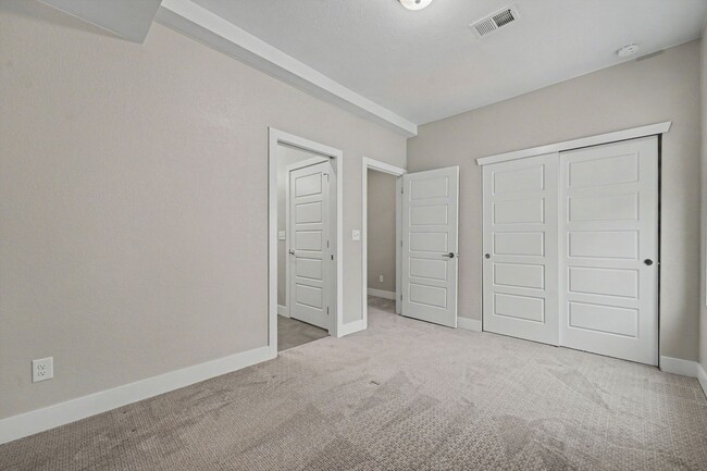 Building Photo - 2 Bed, 1 Bath Townhouse with Roof Top Deck