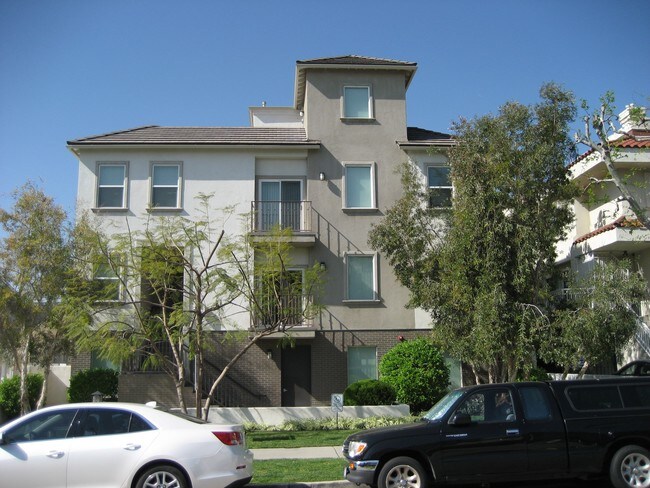 Building Photo - 3427 Mentone Ave