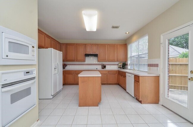 Building Photo - 20735 Fawnbrook Ct